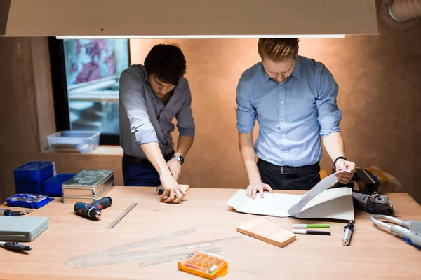 Dwa Kreatywnych Projektantów Pracujących Warsztatach Tworzenie Niestandardowych Mebli — Zdjęcie stockowe