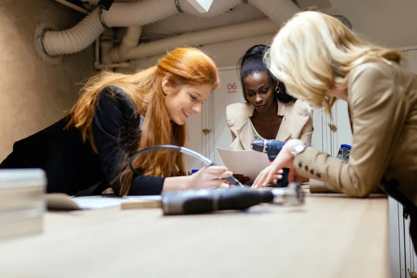 Grupo Diseñadores Que Trabajan Proyecto Equipo — Foto de Stock