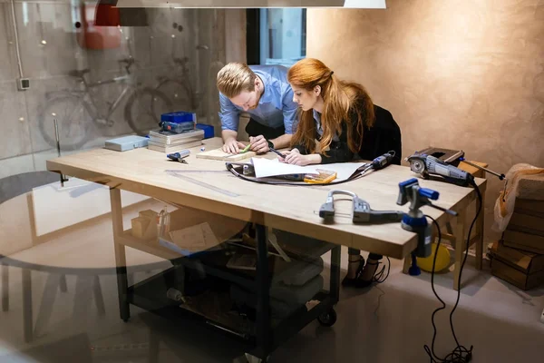 Designer Arbeiten Modernen Büro Mit Einer Handvoll Werkzeugen — Stockfoto