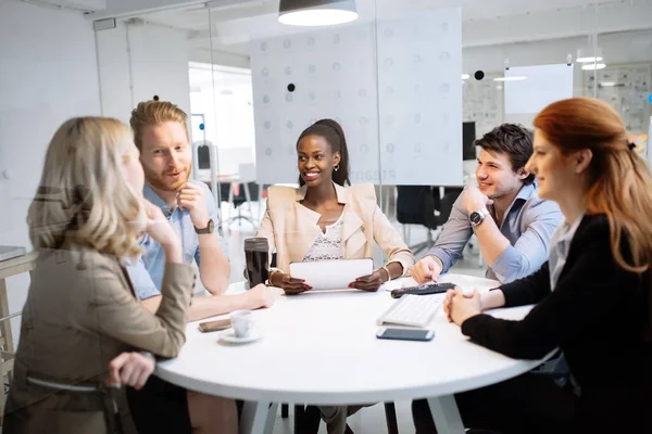 Gli Uomini Affari Riuniscono Alla Tavola Rotonda Fanno Brainstorming — Foto Stock