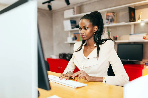 Donna Affari Nera Che Utilizza Computer Ufficio Digita Sulla Tastiera — Foto Stock