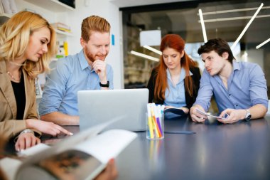 Modern ofisinde çalışan bir şeyler ve iş adamları