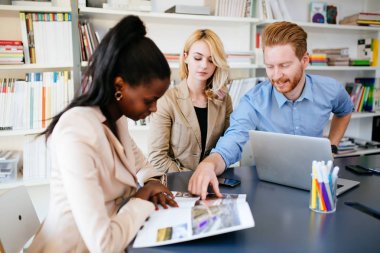 Gelecekteki eğilimleri tartışmak ofiste bir ekip olarak çalışma tasarımcılar