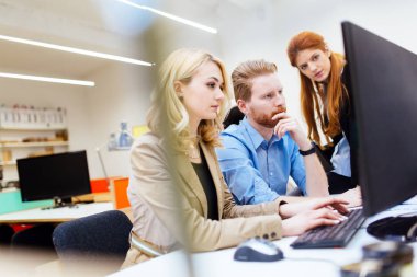 Gelecekteki eğilimleri tartışmak ofiste bir ekip olarak çalışma tasarımcılar