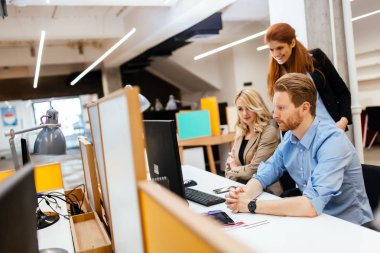 Ofiste işbirliği ve proje üzerinde birlikte çalışma iş adamları
