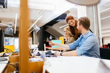 Ofiste işbirliği ve proje üzerinde birlikte çalışma iş adamları