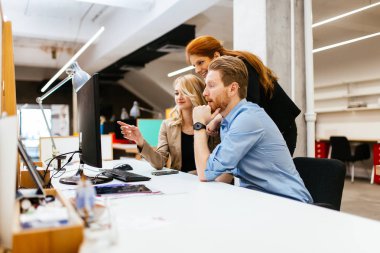 İş adamları ofiste işbirliği yapması ve bilgisayarda çalışması