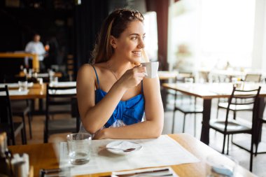 Güzel ve genç birbayan restoranda kahve içme