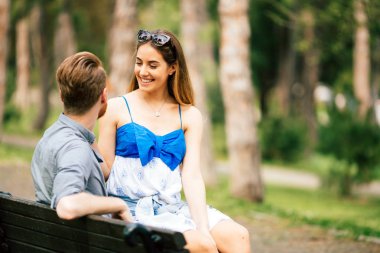 Vakit doğada bankta aşık Çift