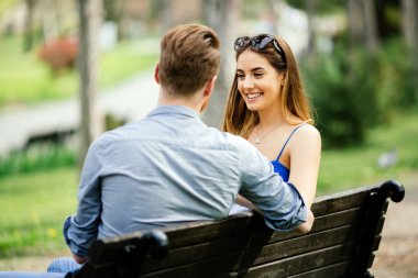 Parkta bankta oturan Romantik Çift