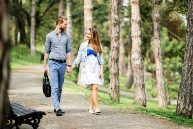 Kent parkta yürüyüşe güzel Çift