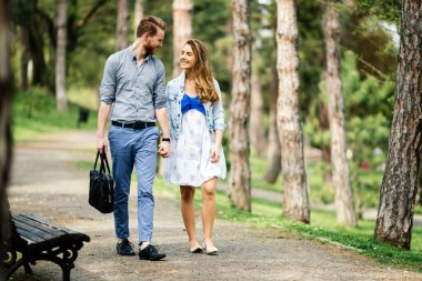 Güzel çift Park'ta yürüyordunuz tarafından yapıştırma