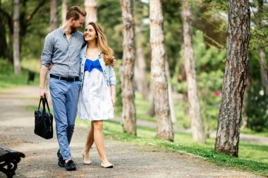 Güzel çift Park'ta yürüyordunuz tarafından yapıştırma