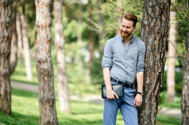 İşadamı park ve rahatlatıcı Tablet PC'yi kullanma