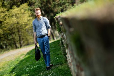 Yeşil Doğa rahatlatıcı yakışıklı zeki işadamı