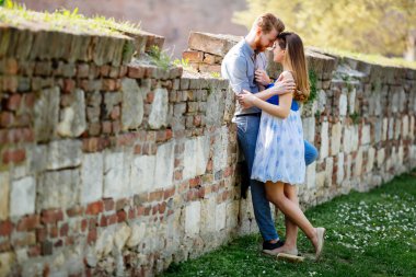 Güzel ccute genç çift doğa içinde