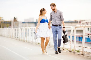 Çift romantik bir yürüyüş ve duygu paylaşımı keyfini çıkarın