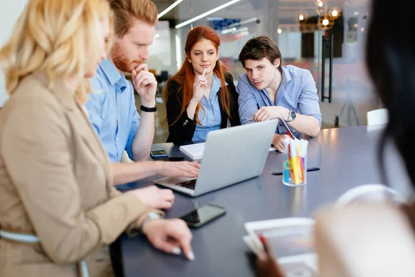 Forretningsfolk Som Arbeider Moderne Kontor Samarbeider – stockfoto