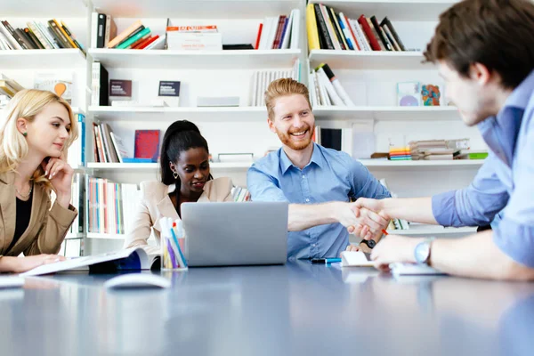 Erfolgreiche Geschäftspartnerschaft Durch Händeschütteln Amt — Stockfoto