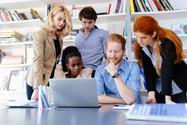 İş arkadaşlarınızla birlikte modern ofiste onarma