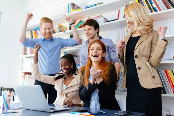 Framgångsrika Företag Firar Affärsframgångar Med Medarbetare Att Vara Glad — Stockfoto
