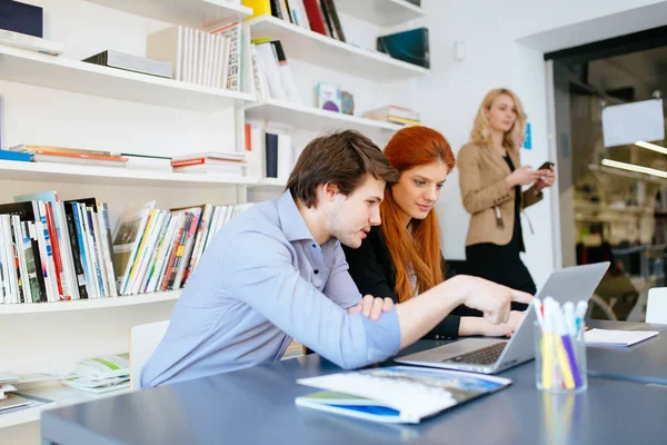 Designers Trabalhando Como Uma Equipe Escritório Discutindo Tendências Futuras — Fotografia de Stock