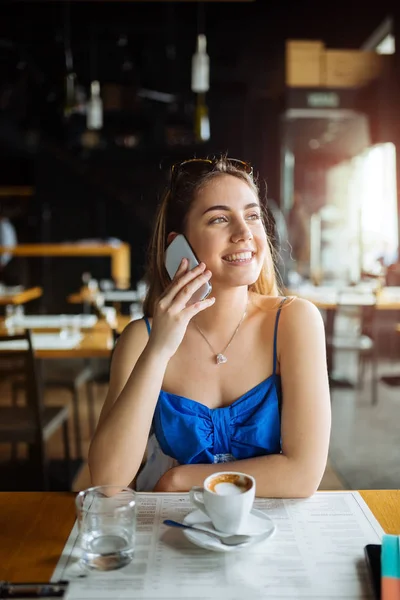 Mulher Bonita Falando Telefone Celular Beber Café — Fotografia de Stock