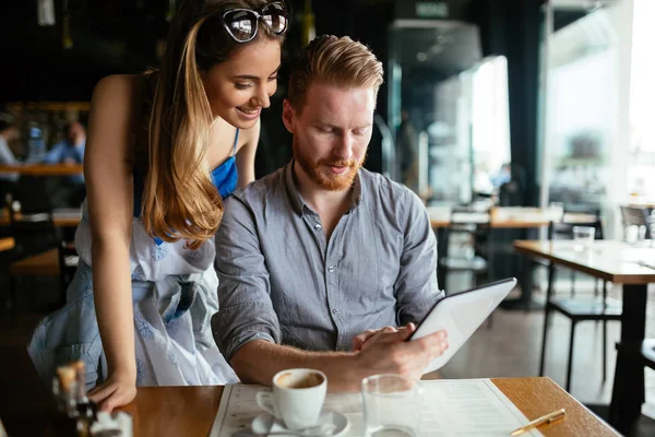 Kvinna Och Man Flirta Café Medan Diskuterar Tablett Innehåll — Stockfoto