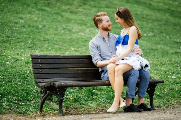 Ρομαντικό Ζευγάρι Στο Πάρκο Κάθεται Παγκάκι — Φωτογραφία Αρχείου