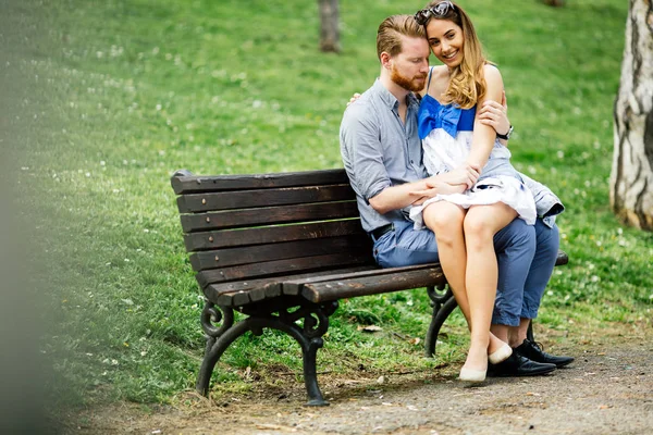 Pareja Romántica Parque Sentada Banco —  Fotos de Stock