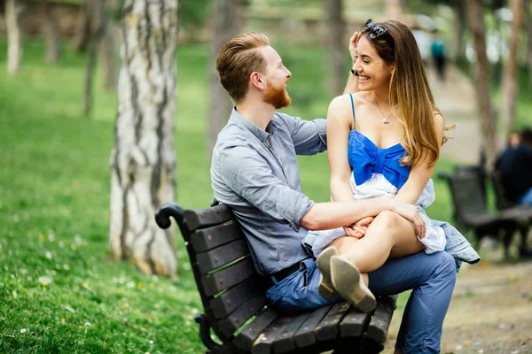 Casal Apaixonado Passar Tempo Natureza Banco Parque — Fotografia de Stock