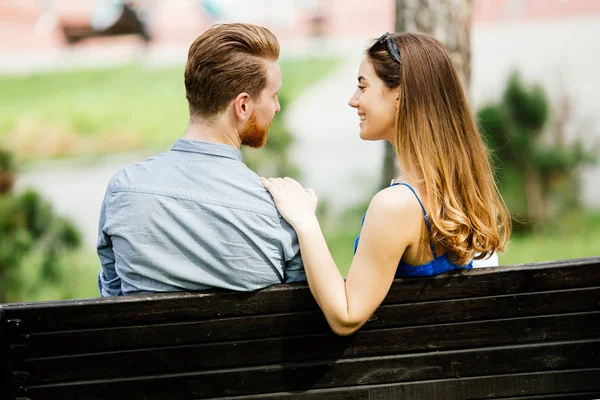 Namoro Casal Sentado Banco Parque Cidade — Fotografia de Stock