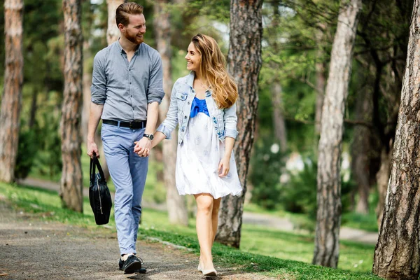 Hermosa Pareja Dando Paseo Parque Ciudad —  Fotos de Stock