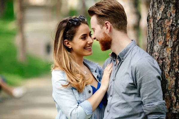 Couple Sharing Emotions Outdoor Green City Park — Stock Photo, Image