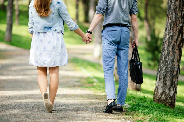 Casal Pessoas Mãos Dadas Enquanto Caminham Parque — Fotografia de Stock