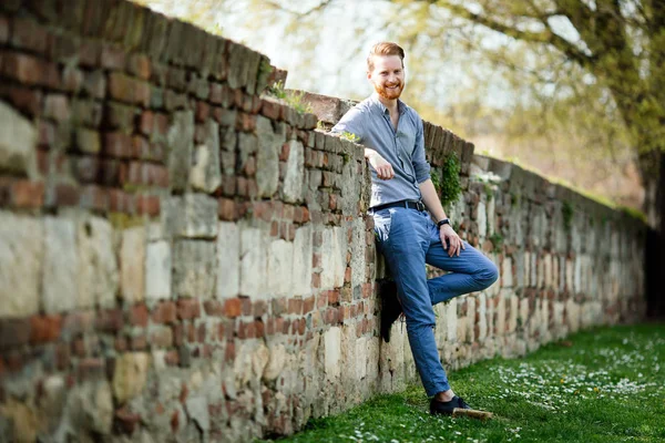 Bello Uomo Affari Che Rilassa All Aperto Nel Parco Cittadino — Foto Stock