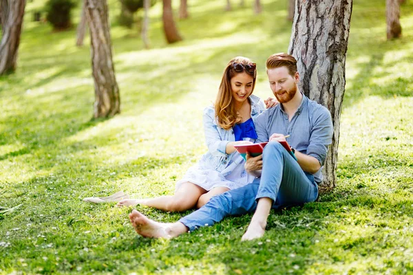 Beautiful College Students Flirting Park While Studying — Stock Photo, Image