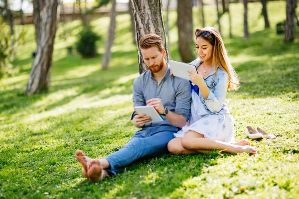 Bella Coppia Che Studia Insieme Gli Esami Natura — Foto Stock