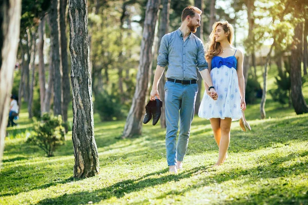 Casal Romântico Caminhando Floresta Descalça — Fotografia de Stock