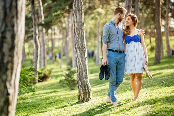 Casal Romântico Caminhando Floresta Descalça — Fotografia de Stock