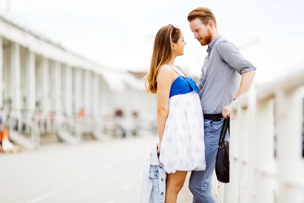 Schönes Verliebtes Paar Freien Das Emotionen Teilt — Stockfoto