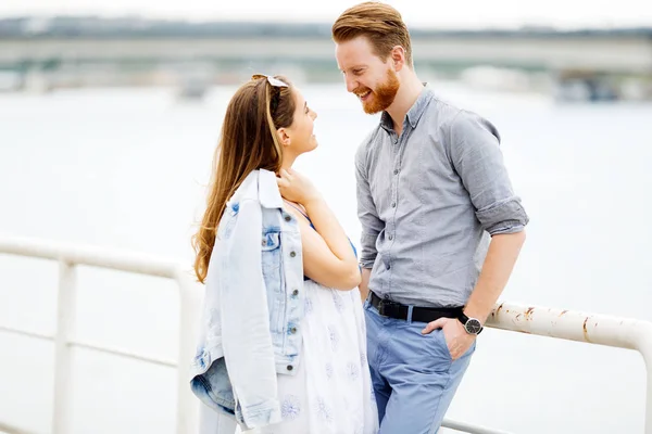 Hermosa Pareja Enamorada Aire Libre Compartiendo Emociones —  Fotos de Stock