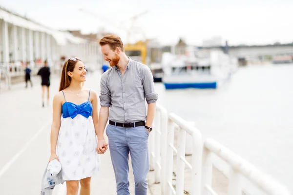 Bonito Casal Desfrutando Tempo Passado Juntos Livre — Fotografia de Stock