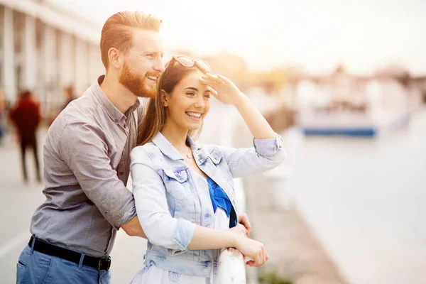 Pár Lásce Sdílení Emocí Krásném Západu Slunce — Stock fotografie