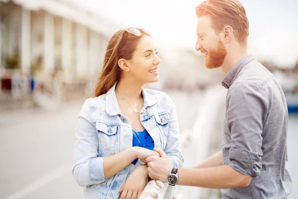 Verliebte Paare Teilen Emotionen Wunderschönen Sonnenuntergang — Stockfoto