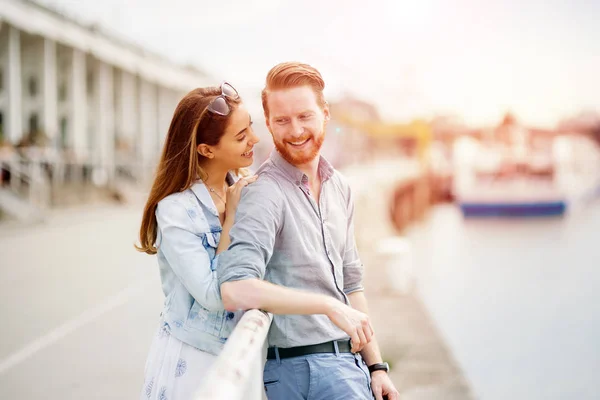 Verliebte Paare Teilen Emotionen Wunderschönen Sonnenuntergang — Stockfoto