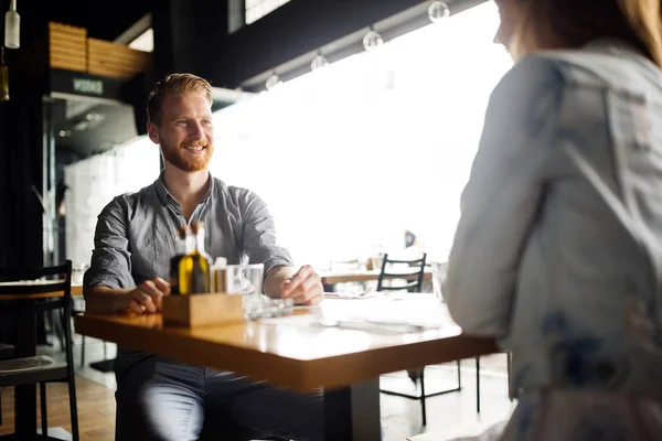 Pareja Compartiendo Momentos Preciosos Juntos Restaurante — Foto de Stock