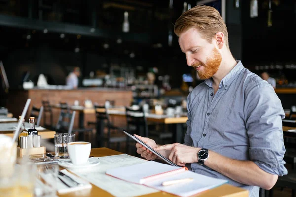 Zakenman Die Werken Terwijl Het Nemen Van Een Pauze Geen — Stockfoto