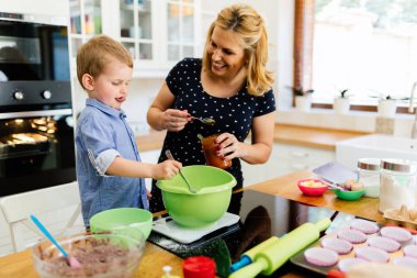 Anne ve çocuk mutfakta kurabiye hazırlama