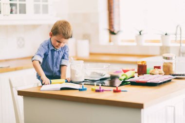 Şirin çocuk 2 yaşından beri bir şef olmak öğrenme